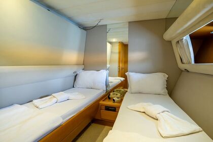 Canados 70 Motor yacht for 8 people