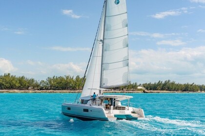 Charter Catamaran Lagoon-Bénéteau Lagoon 42 - 4 + 2 cab. Pozzuoli