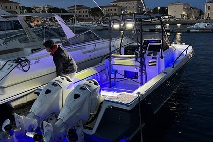 Noleggio Barca a motore Intrepid 28.4 walkaround Poltu Quatu