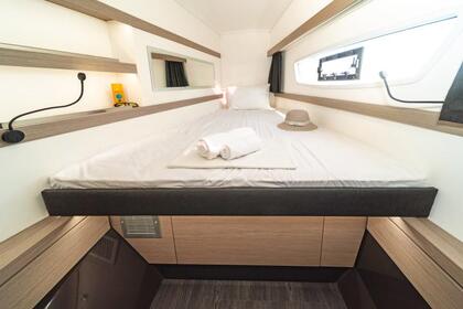 Verhuur Catamaran Fountaine Pajot Lucia 40 Villefranche-sur-Mer