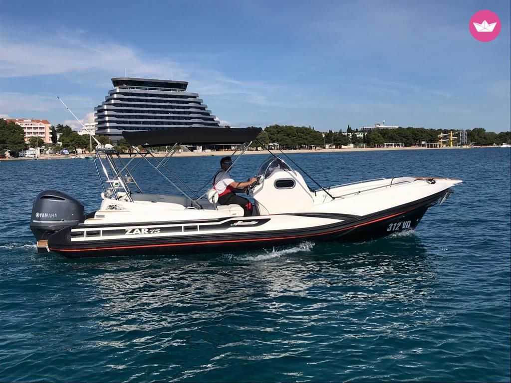 Bateau à moteur Zar 75 Plus 300cv