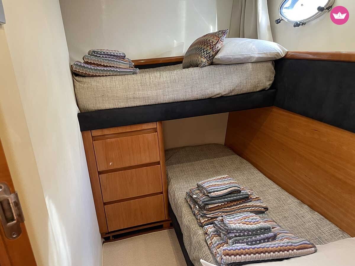 Yacht Princess v65 2600cv 8