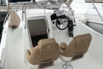 Location Bateau à moteur JEANNEAU Cap camarat Saint-Laurent-du-Var