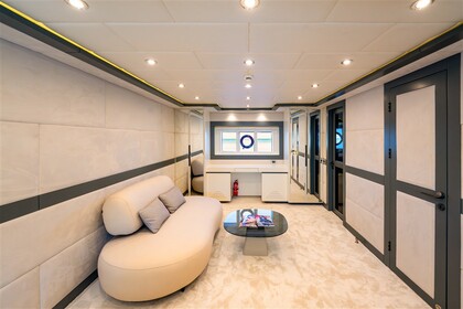 Luxury motor yacht with a capacity of 8 people