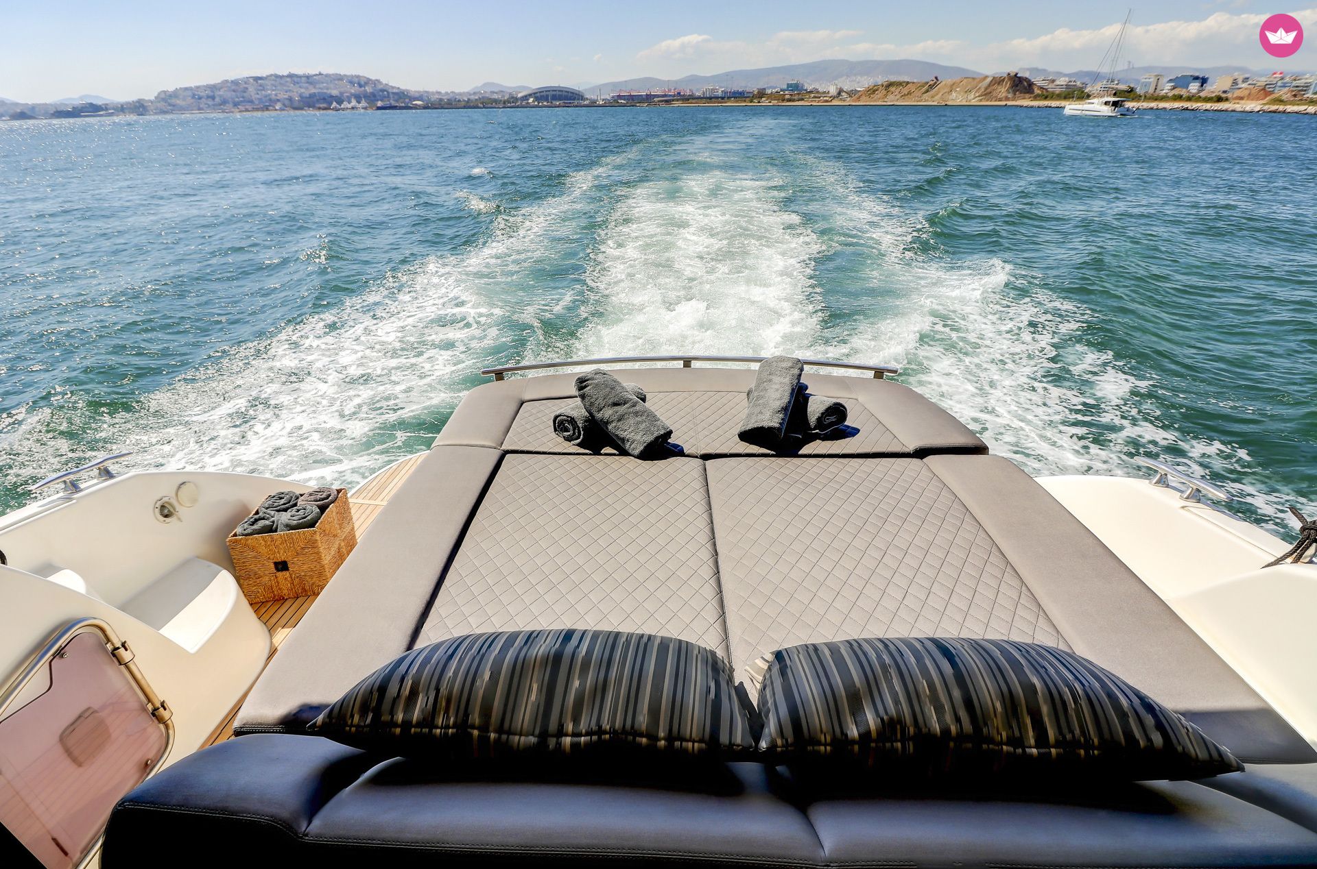 Charter motorboat in Alimos  