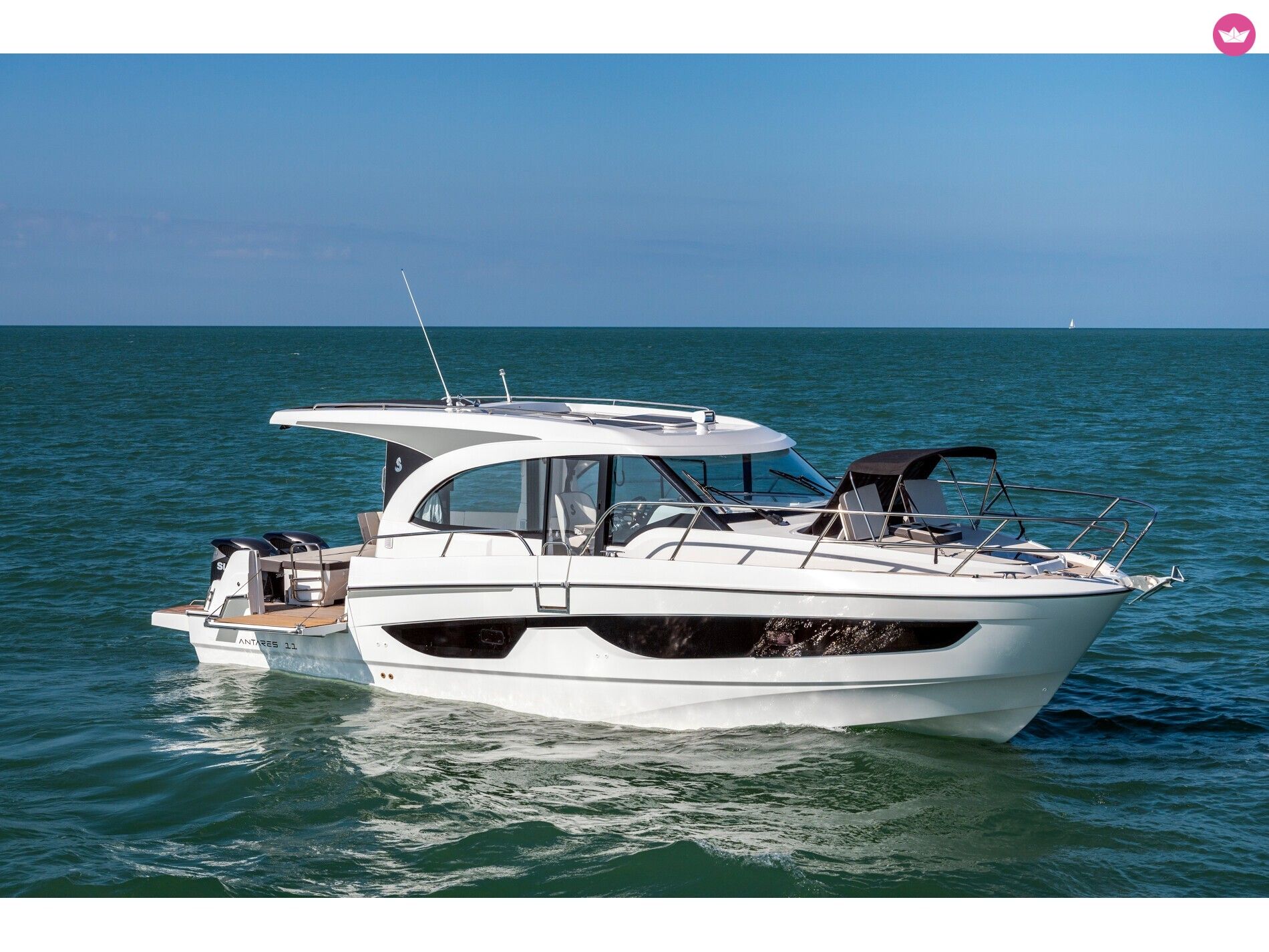 Bateau à moteur Antares 11 OB 600cv 2