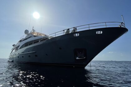 Charter Motor yacht Benetti Benetti 100 Malé