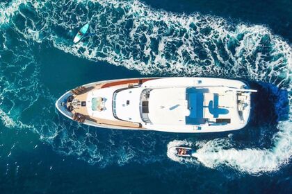 Location Yacht with jacuzzi and sky bar from capri Capri