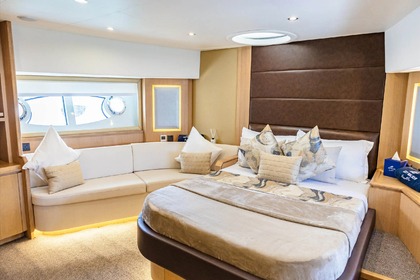 Luxurious 80ft Yacht for Rent in Dubai