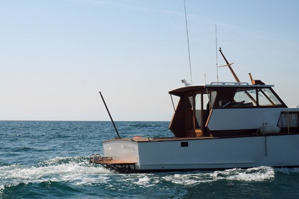 Navegue em um barco clássico de madeira pela Costa do Garraf – Skipper, combustível e extras incluídos