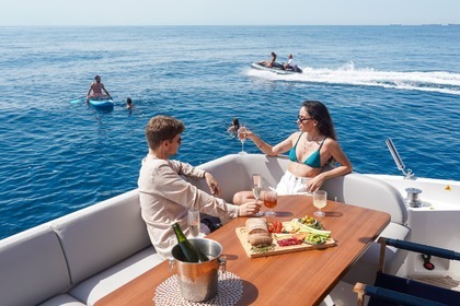 Alquila tu yate Azimut en Barcelona ¡Embárcate en este nuevo barco!