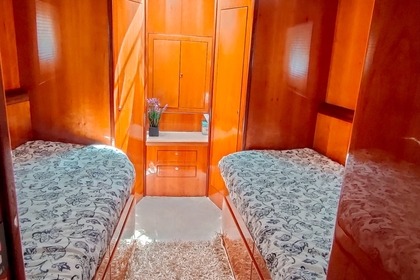 All inclusive charter in Dubai / 70ft Yacht Cruise from the Dubai Marina