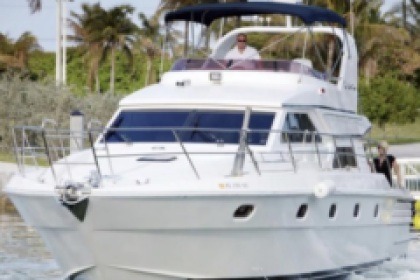 Hire Motor yacht Italy Azimut Miami Beach
