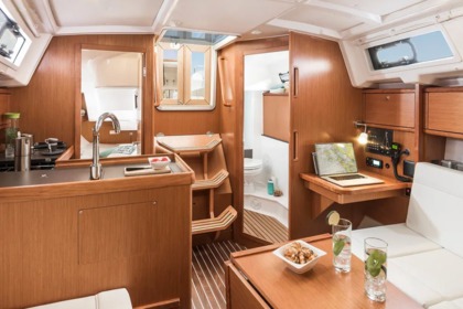 Alugue este veleiro de 9.99 metros para chegar as 