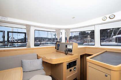 Hire Catamaran Lagoon-Bénéteau Lagoon 42 - 4 + 1 cab. Pomer