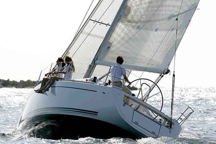 Rental Sailboat Dufour Yachts Dufour 34 - 2 cab. La Trinité-sur-Mer