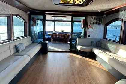 Private Luxury Boat with a Capacity of 40 People