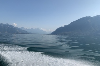 Enjoy between lake and mountains aboard our magnificent Bayliner 255!