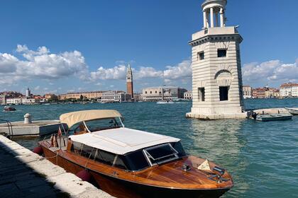 Barca a motore in legno