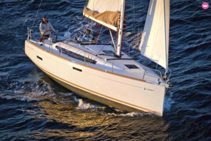 Charter Sailboat Jeanneau Sun Odyssey 379 Saint-Quay-Portrieux