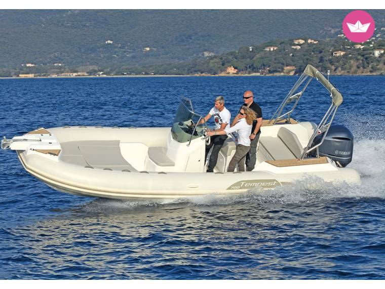 Semi-rigide Capelli Tempest 700 200cv