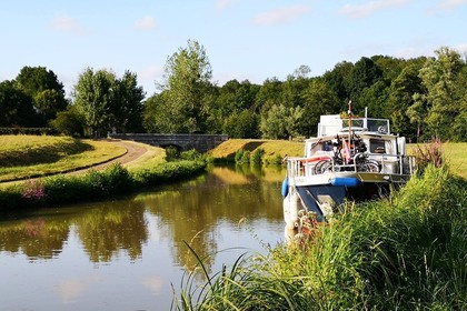 Rental Houseboats Stevens SMELNE Saint-Florentin