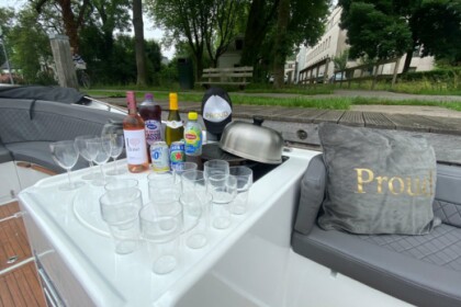 Discover the Utrecht area and/or the Vecht on a luxury sloop with skipper!