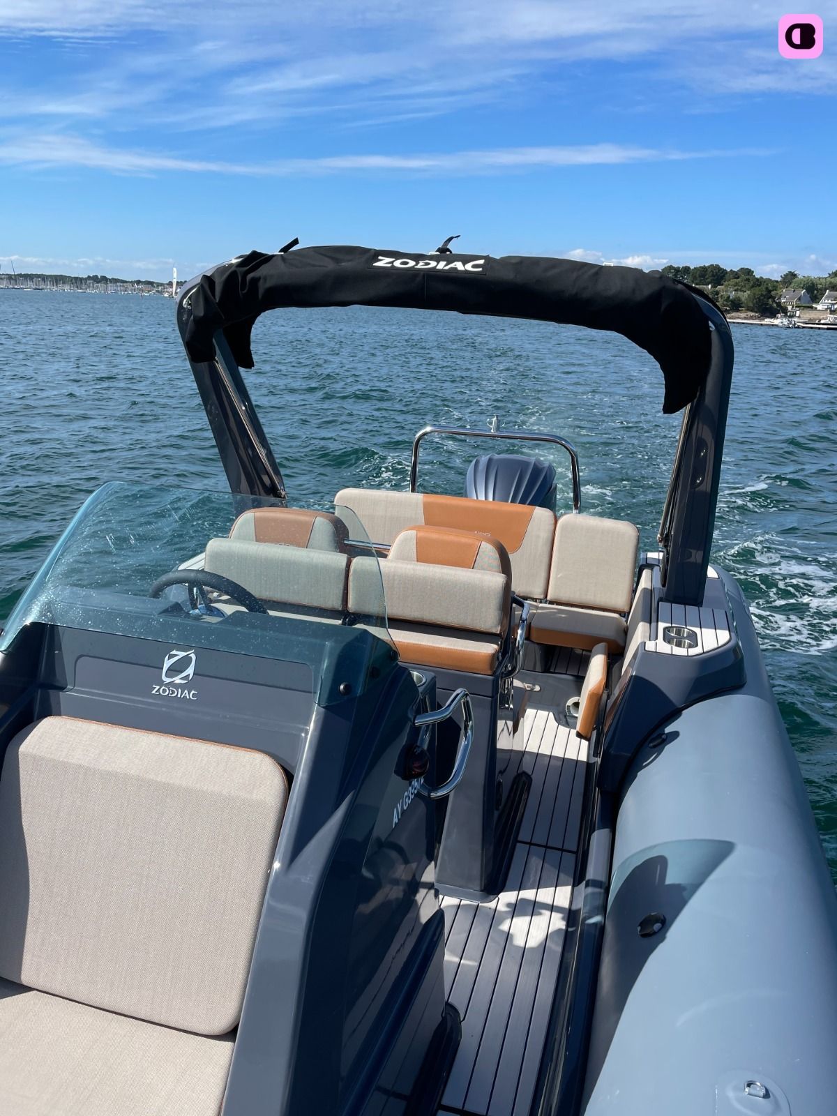Bateau à moteur Zodiac Medline 7.5 300cv 5