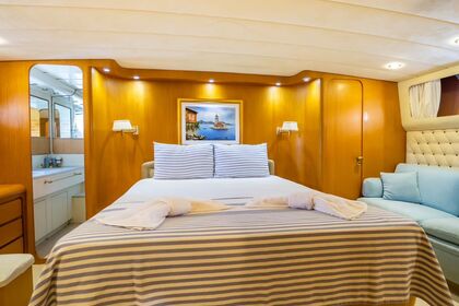 Canados 70 Motor yacht for 8 people