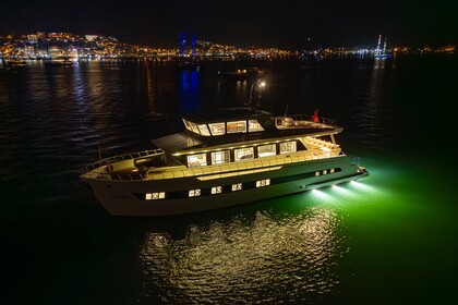 Luxury motor yacht with a capacity of 8 people