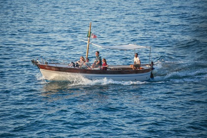 Rental Motorboat Fratelli Aprea Gozzo 7.8 m Open Sorrento