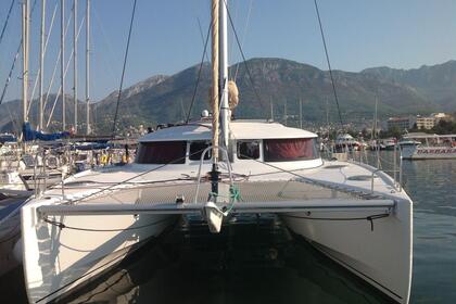 Просторный катамаран Lipari 41 – отдых с друзьями и семьёй у берегов Черногории