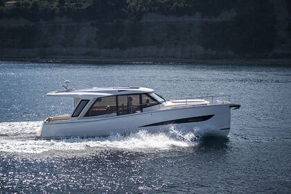 Charter Motorboat Greenline 39 Trogir