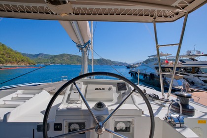 Lagoon 450F Catamaran with a capacity of 6 people