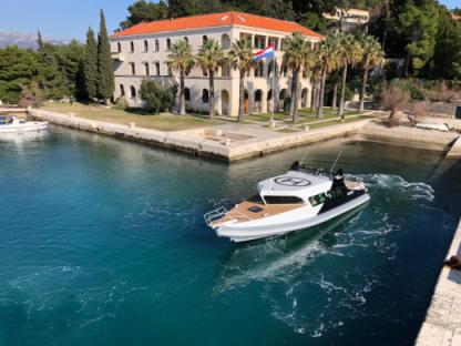 Charter Motorboat Great White 49 Split