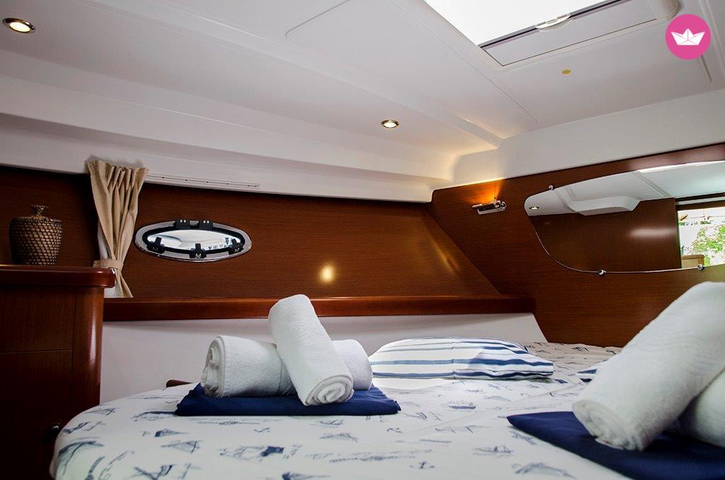 Motorboat Beneteau Antares 36 for hire