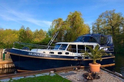 Hire Motorboat Gruno 35 K Classic Berlin