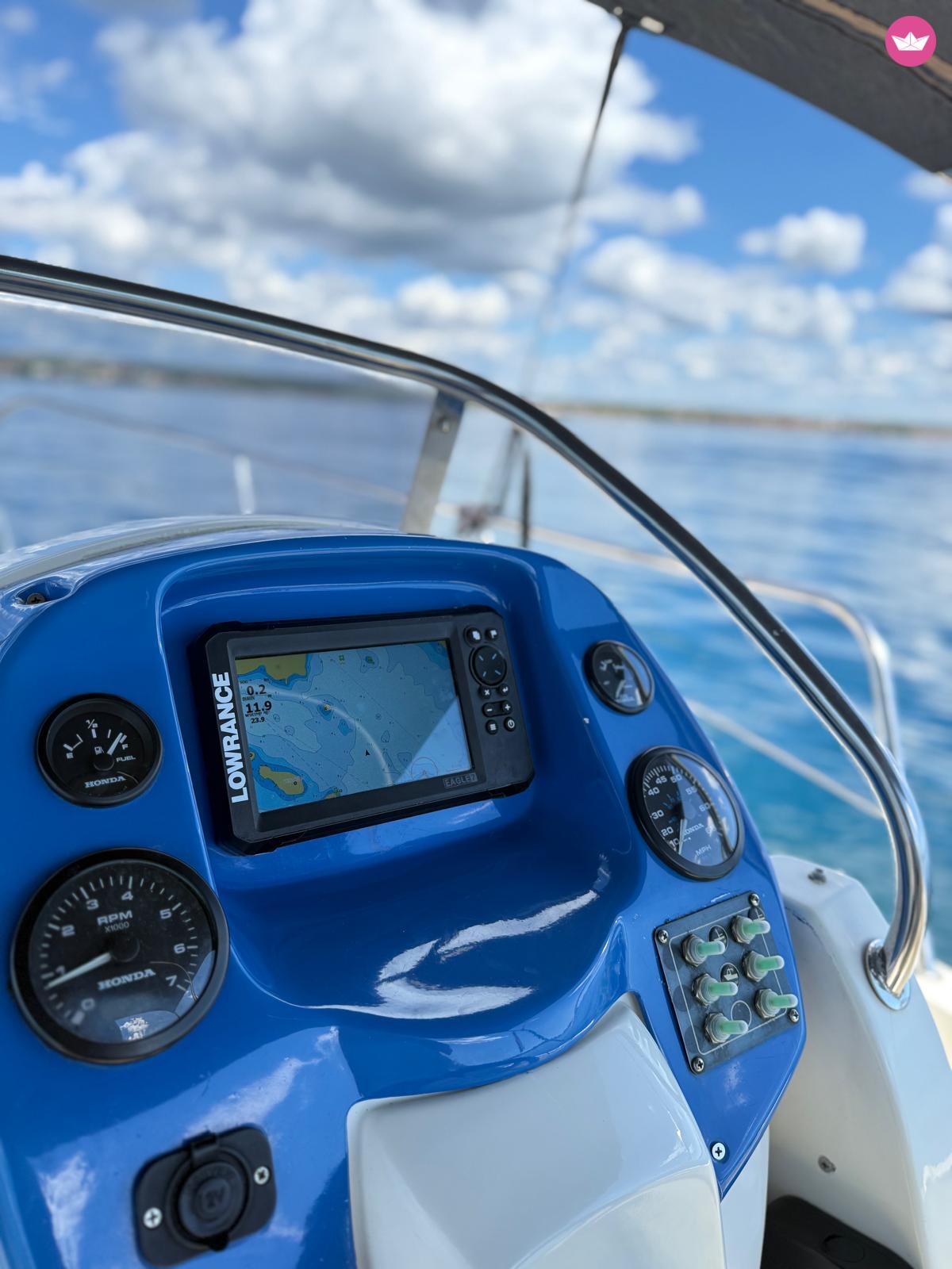 Bateau à moteur Fly HM22