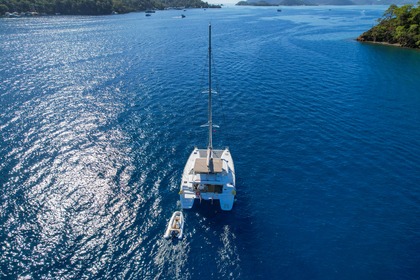 Lagoon 450F Catamaran with a capacity of 6 people