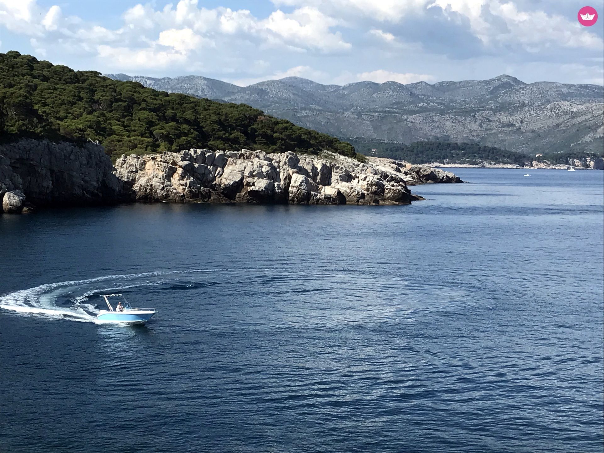 Motorboat Elan 18 Cc for hire