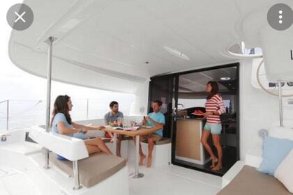 Просторный катамаран Lipari 41 – отдых с друзьями и семьёй у берегов Черногории