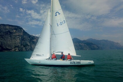Cataran En Zeilboot Zeilen Vanuit Limone Sul Garda Op Het Gardameer