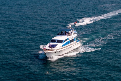 Een jachtcruise langs de kust van Pattaya van 3 uur. Accommodatie voor 1 tot 20 personen.