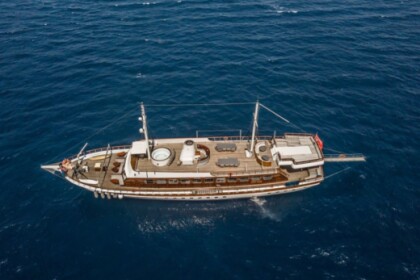 Deluxury Yacht Charter