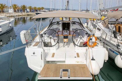 Verhuur Zeilboot Jeanneau Sun Odyssey 349 Marina Hramina