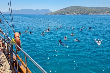 Traditional Yacht Experience · Cruise in Athens