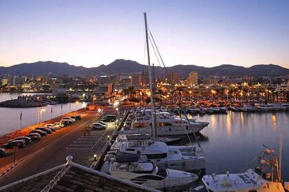 Hyra båt Katamaran Lagoon Avistamiento Delfines Catamarán Privado Benalmádena