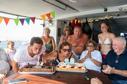 Location Bateau à moteur VEDETTE EN BOIS modele atypique Golfe Juan
