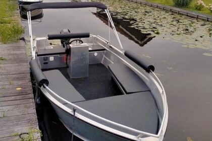 Experience Adventure with Our 2022 Qwest R500 Motorboat!