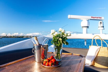 Experience Helsinki's Luxury on the Water! ? | Rent the Sunseeker Manhattan 50 (2006)